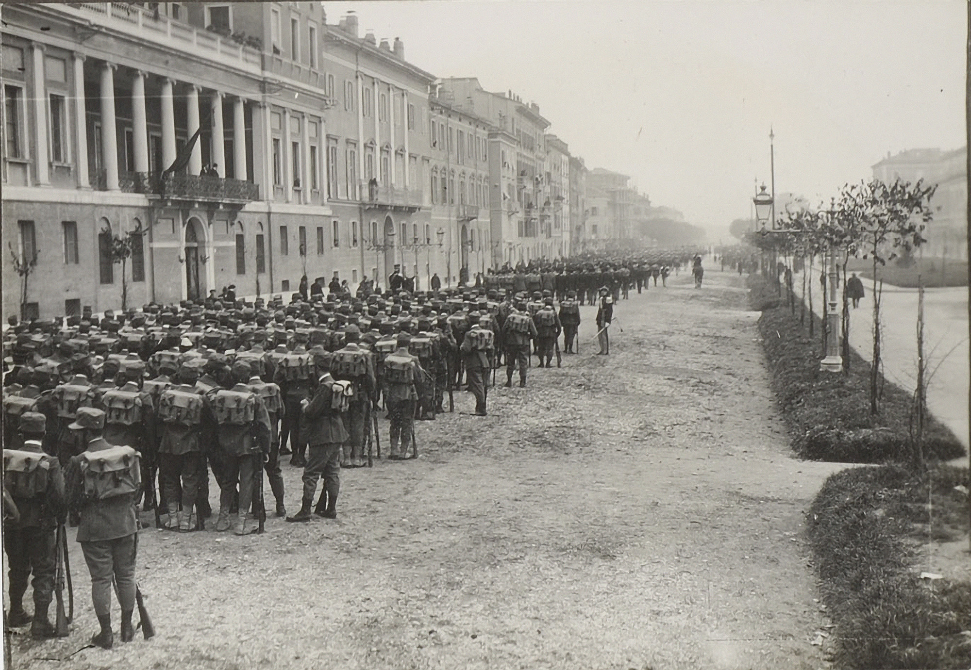 truppe in partenza-per il fronte sull2019attuale-viale martiri-della-liberta-1915-modena-biblioteca-civica-d2019arte-luigi-poletti-fondo-tonini