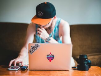 Ragazzo giovane al computer