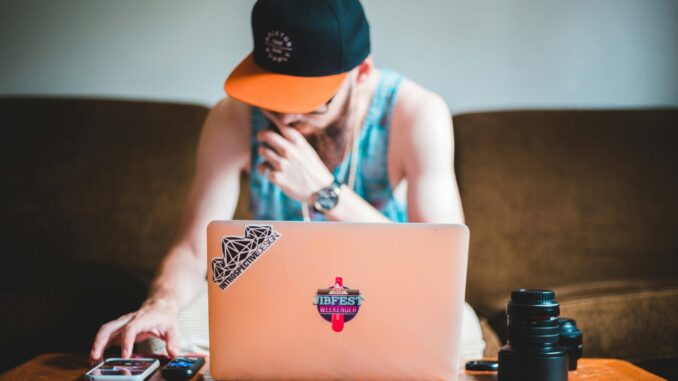 Ragazzo giovane al computer